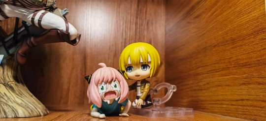 被巨人吓哭的阿尼亚