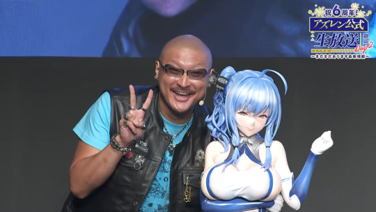 和圣姨亲密合影