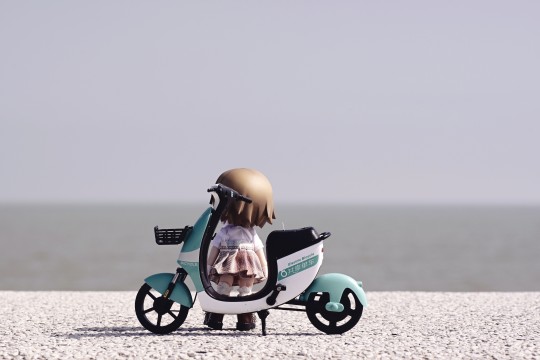 路过海边的两人