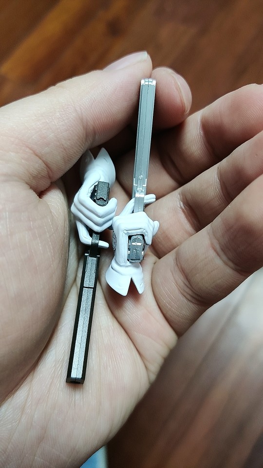 为了方便玩家处理分模线贴心的设计了分件，另外透明地台不比透黑好一百倍？