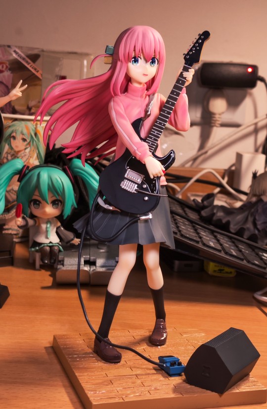 波奇酱:“呜呜哇哇......我的吉他怎么没有弦？！”(慌张)