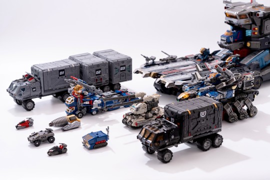 男人毕生梦想  5千块的合体机器人长什么样