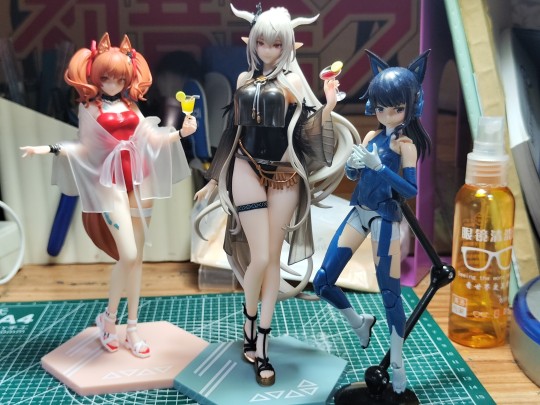 开箱，尺寸比想象要小许多，跟1/12机娘做比较差不多大