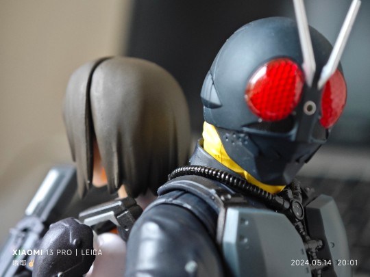 《转生修卡杂兵的我流落异世界遇到重装女子高中生》