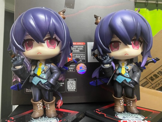 last赏有珠光漆，比B赏更亮，且头发末梢有透明效果