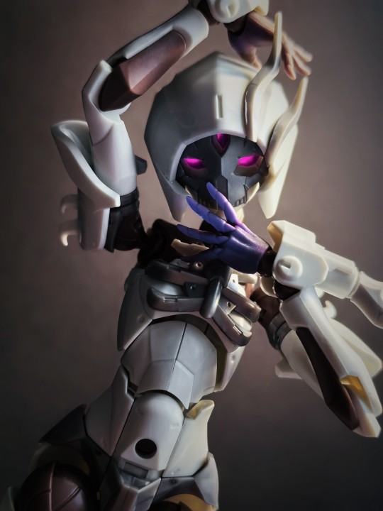 “没关系…很快你就不会害怕我了……”