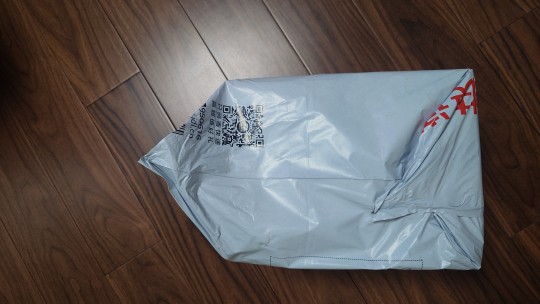 蜀黍那边买的闪刀姬，我手办玩了8年第一次看见这么寄手办的，一个快递盒成本都要省，里面塑封袋还被拆开，还几把有人的毛发