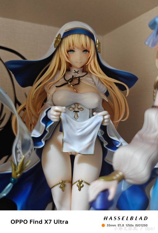 脸不错，但裙摆和脚有点怪