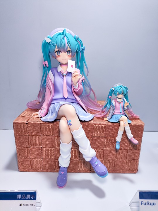 FuRyu TENITOL 初音未来 压泡面人偶 恋爱的西装外套 BW返图