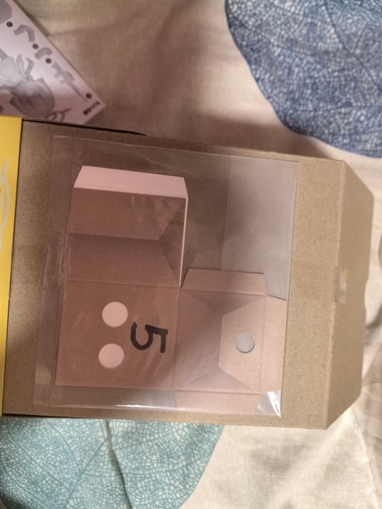 真就给了张纸自己折啊...