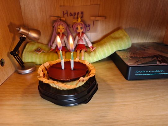 祝小镜小司生日快乐！蛋糕不错，毕竟是小镜喜欢的巧克力味，就是我一个人全吃完有点腻
(*´﹃｀*)