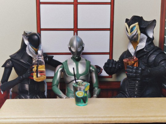 “别光坐着你喝嘛 噢差点忘了 这顿咱们还是AA吧”