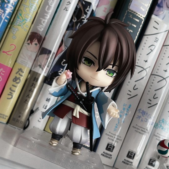 腰间的两把刀分别是（   ）（   ）