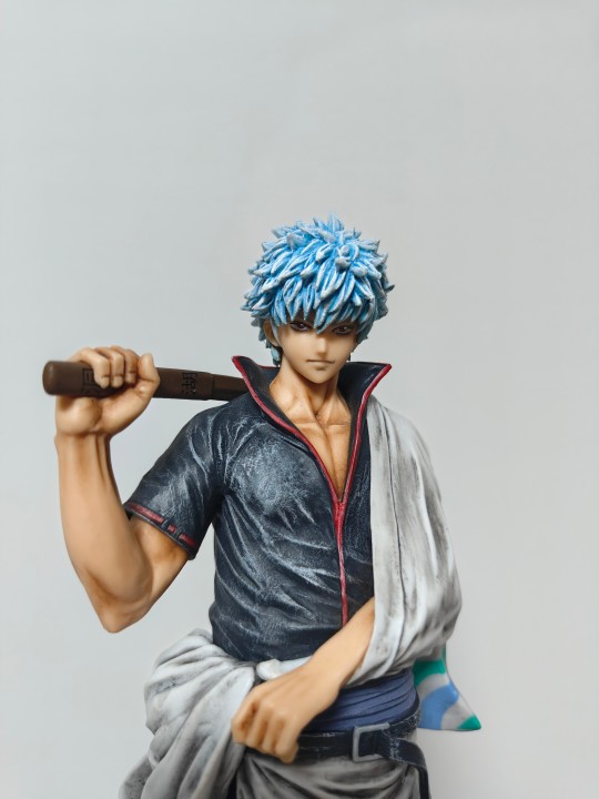 对着白墙壁就拍了