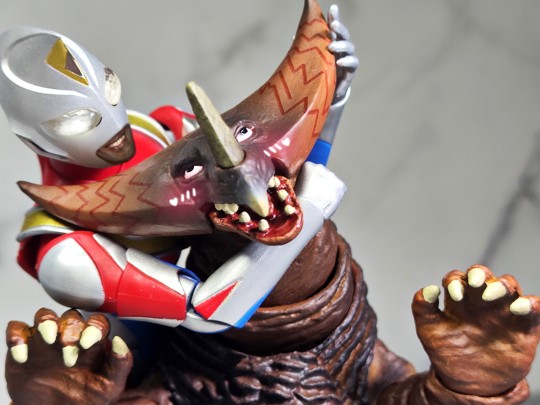 孩子们 拿子只是在和哥莫拉玩摔跤来的