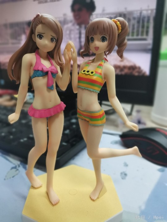 偶像大师水濑伊织和另外不知道名字的一位wave沙滩女王