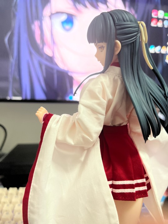 衣服太素 还扣不上 还好有衣服