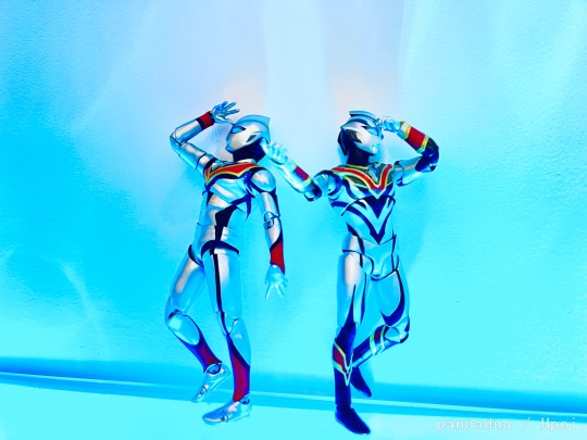 忧郁冰冷邪奥男团写真集《幽蓝如你》