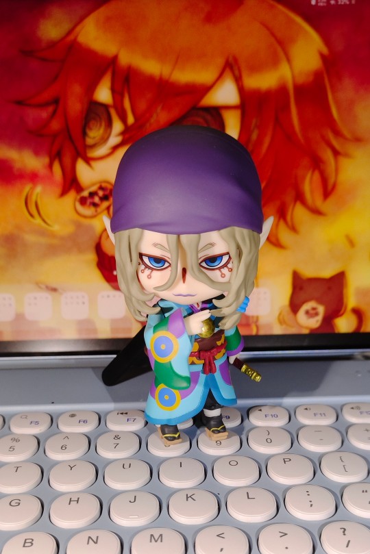 我想給他畫指甲