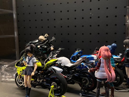 “女高摩托集会中突然出现的骑士王”