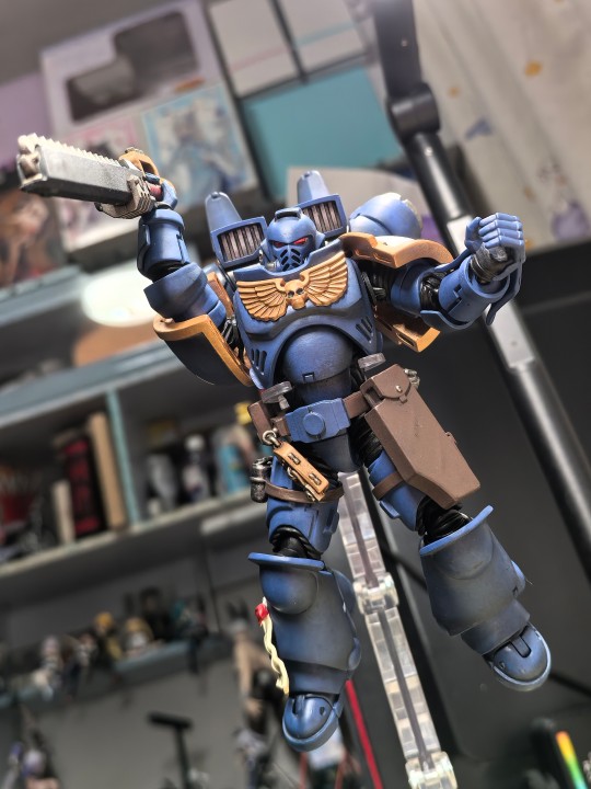 装备喷气跳跃背包的极限战士