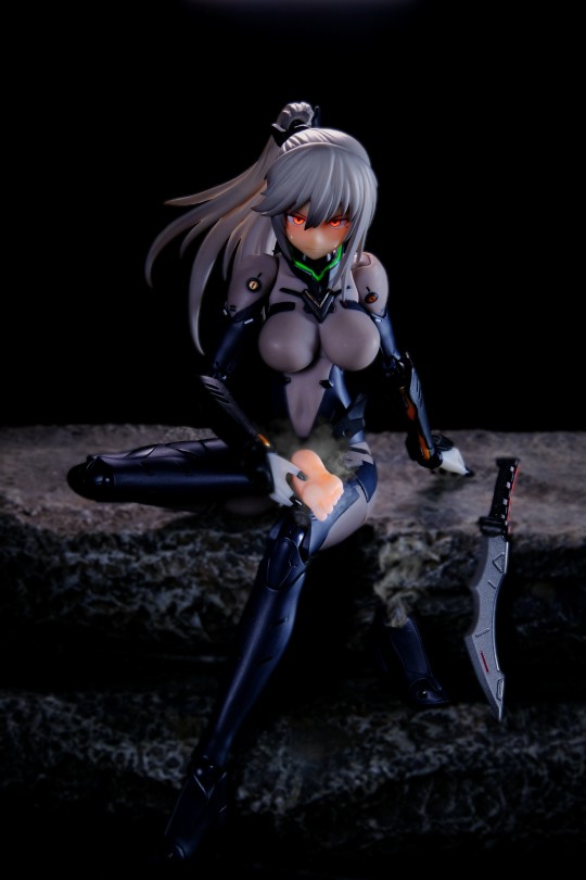 暗杀者干员脱下了她的靴子