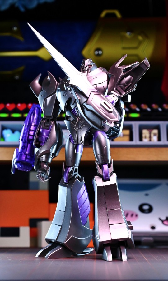 霸天虎们，你们的领袖回来了（震声）