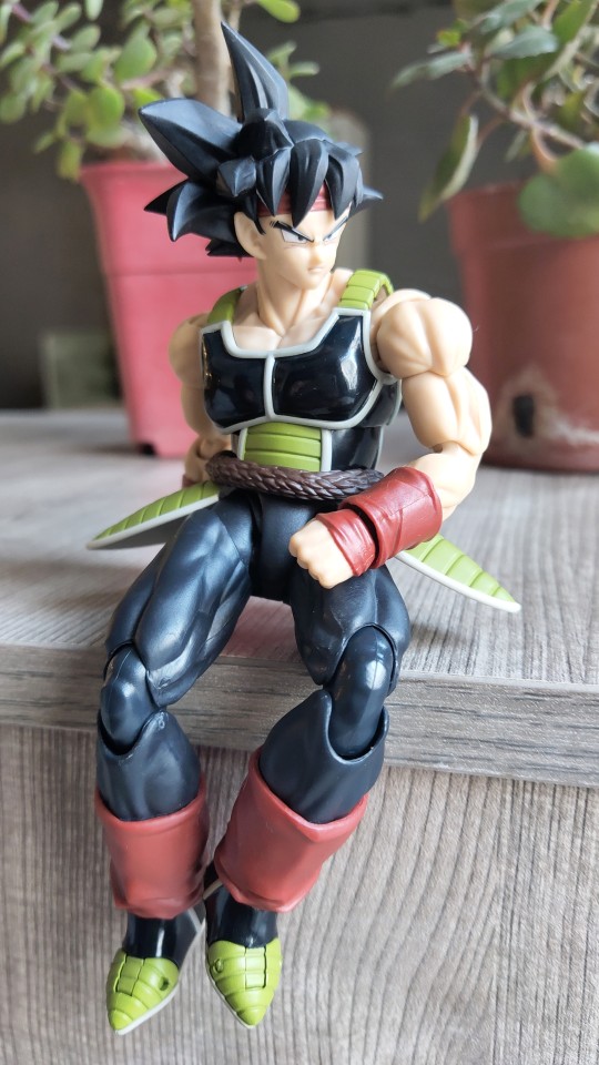 开盒 SHF 龙珠Z 巴达克 再版​空爹惨，经历初版的断手痛之后，再版用了越南代工多多少少都不能幸免QC差有中奖，看了一下其他人的评价都有不同程度的瑕疵，我这只左脚就有大毛病有回弹问题，胜在角色足够型就多少挽回感情分。​