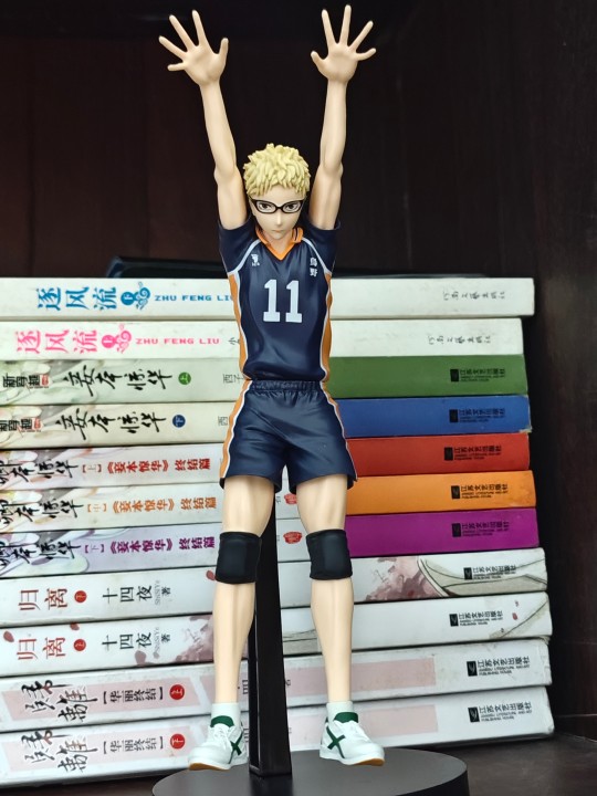 眼镜厂月岛萤，脸有些僵硬，动作还行，肌肉绷紧的效果是有的