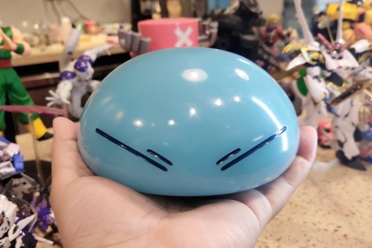 开盒 PROPLICA 关于我转生变成史莱姆这档事 利姆露 
台词机，声音很大且清晰，收录的台词都几好feel，就算我没看过剧都感觉很有意思。
表面可捏，话说官图这个手指戳的动作是有误导性的，根本不能像它那样呼哇呼哇软绵绵一戳就凹进去，实物的皮太韧了，手指都要断了才怼进去一点点。