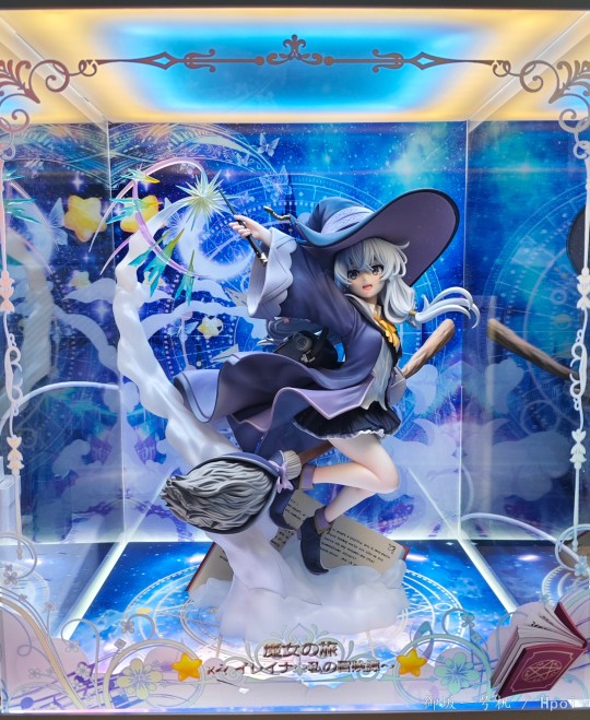 伊蕾娜小姐到达她忠诚的魔女屋