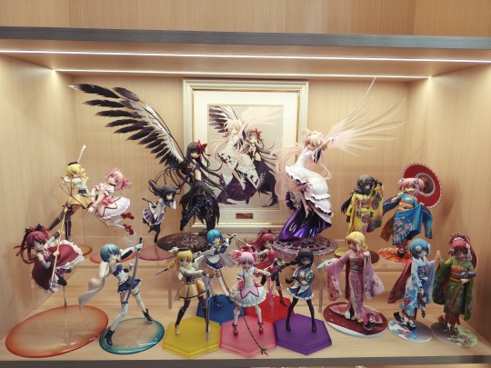 买了苍树梅的复制原画，柜子的c位格子终于完成了。