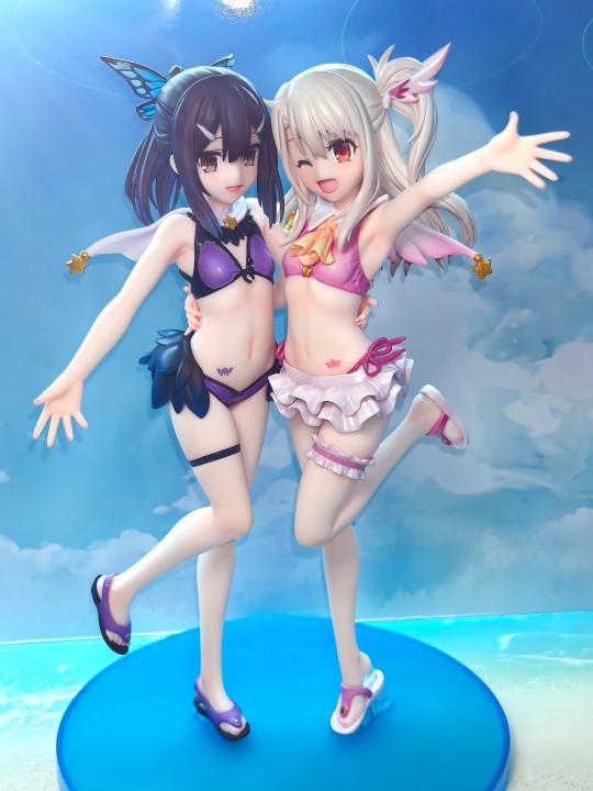 左拥右抱两泳装小学生