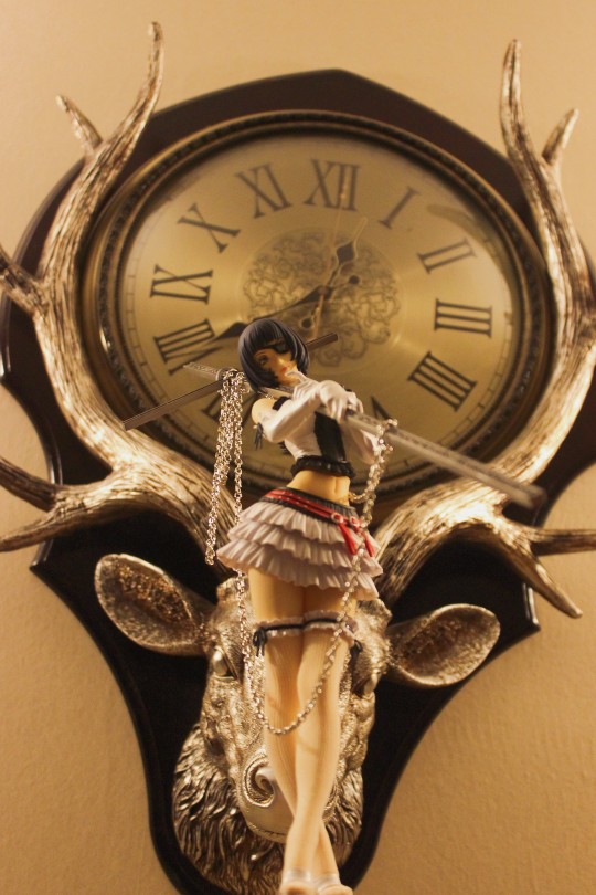 手持十字架的少女