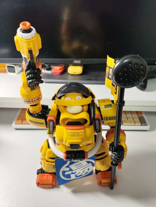 为了可达鸭买的机甲，小黄鸭自己呆着吧