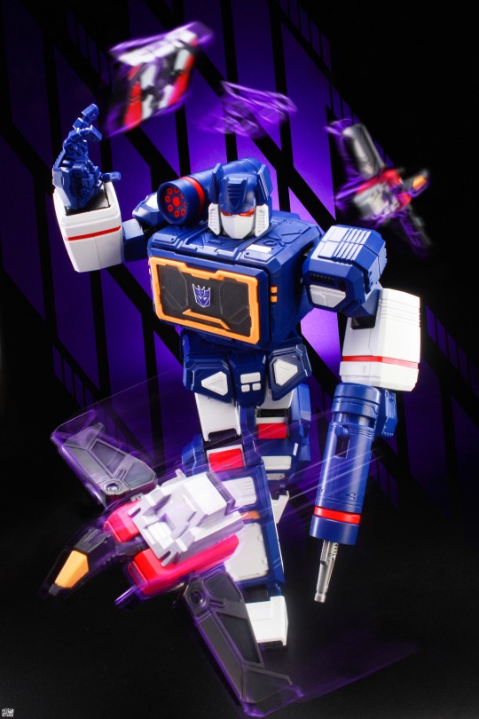 “声波优越 汽车人低劣。”