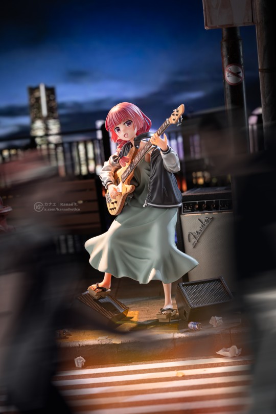 下班时候看到路边一位喝醉的美女在solo bass