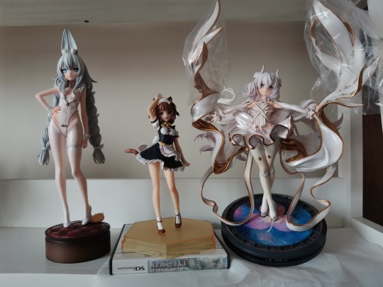 售后成功，没有之前雷人的瑕疵，但裙子周围的金边还是那么的不堪。当时忘了提：手办本体比例严重失调，与其他厂商的恶毒比违和感极大，高度也就与POP UP PARADE差不多。总结：不如fumo