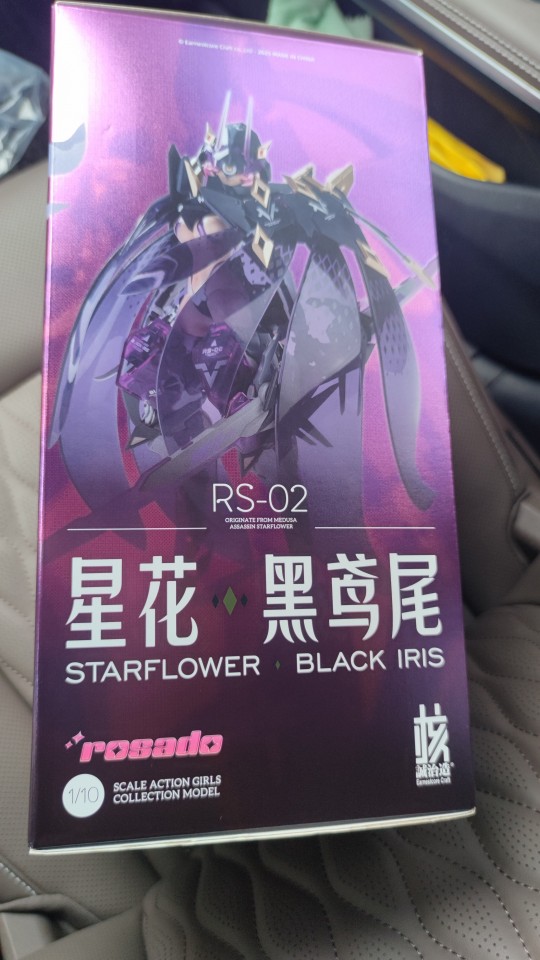 到货了，盒子很大，配件很多，整体大多数都是塑料原色没有消光，倒是没有很油，肤色算是半光塑料原色