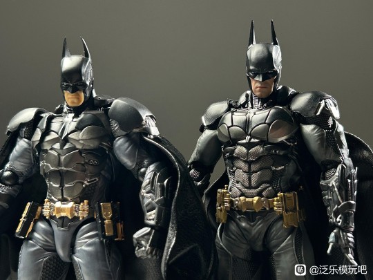 贴吧看见的良品制造阿卡姆骑士蝙蝠侠和海洋堂阿卡姆骑士蝙蝠侠的对比图。