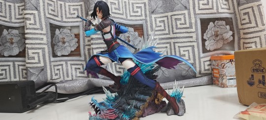 东西确实不行，脸的的限定角度估计只有百分之三十是能看的，细节还说得过去，原价可以说是黑的一批，不过还好我是950包邮入的全新，国内版权雕也算对得起这个价了