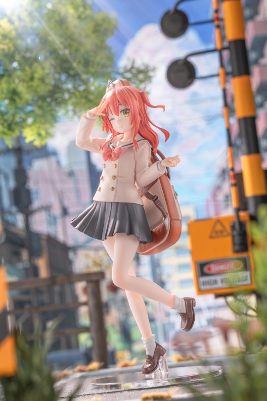 请大家过铁路的时候不要打闹