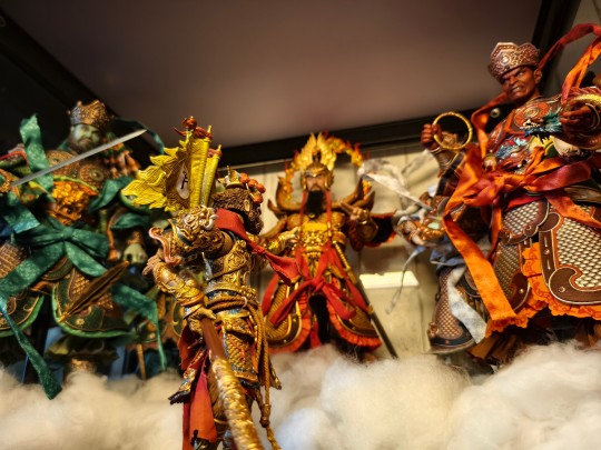 “我等奉玉帝圣旨前来捉拿妖猴”