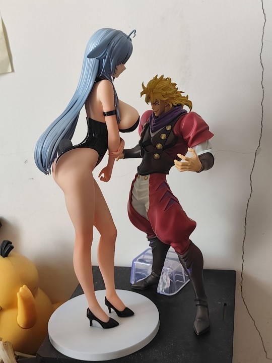 正在品鉴小面包的dio