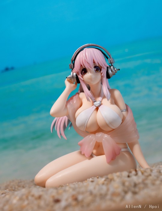 索尼子泡面压 白色比基尼