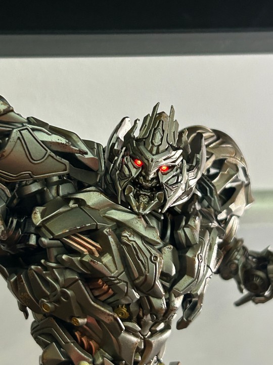 换了眼睛和两侧头盔零件，好很多