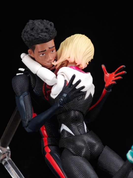 『每个宇宙的格温都会爱上蜘蛛侠』