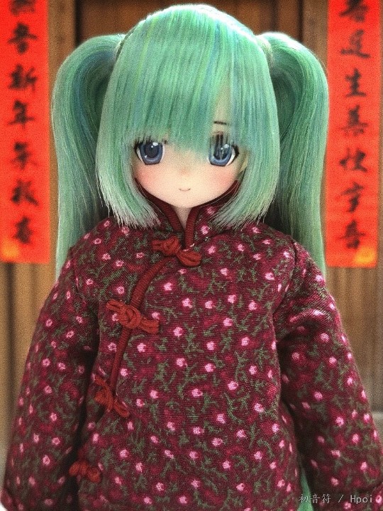 这是楚莹，管俺们村里米库的，是村里最会唱歌的同志！