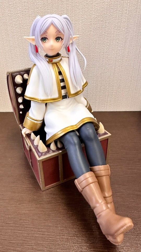 【大货】TAITO 可爱桌摆人偶 芙莉莲 行李箱造型