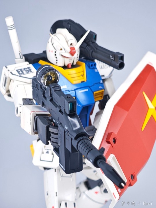 高达屹立于大地之上